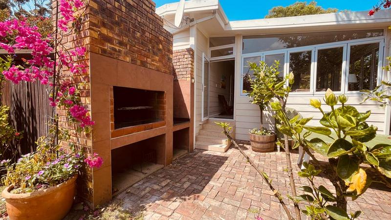 To Let 4 Bedroom Property for Rent in Keurbooms River Western Cape